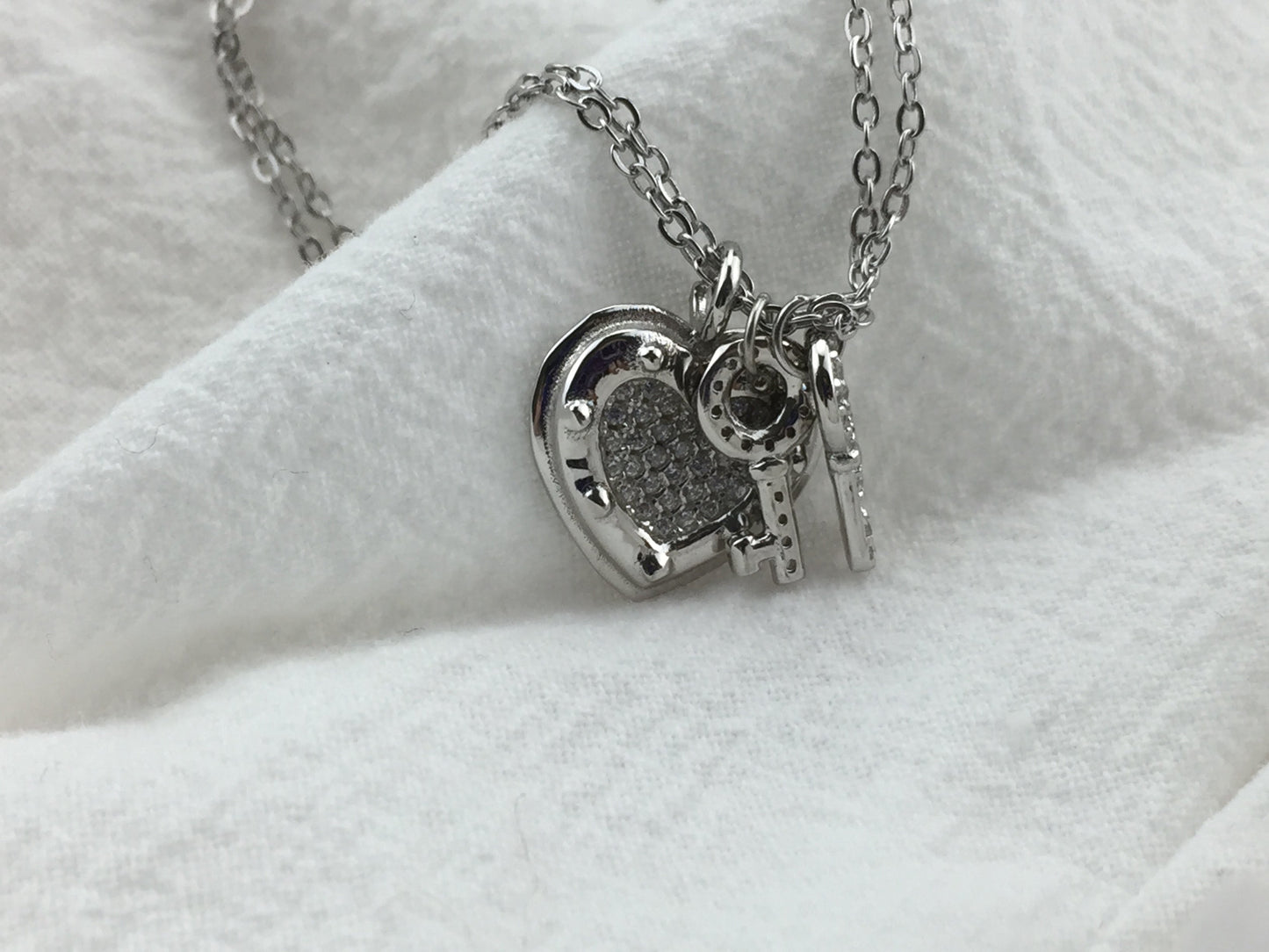 Pulseira de Chave com Coração Brilhante
